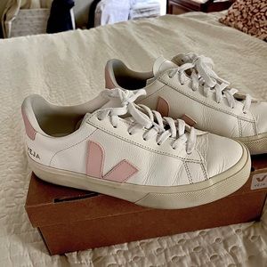 Vejas campo chrome free leather